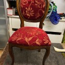 Antiker Holzstuhl mit roter Polsterung