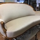 Cremefarbenes Sofa mit Holzrahmen