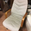 Beiger Sessel mit Holzlehnen