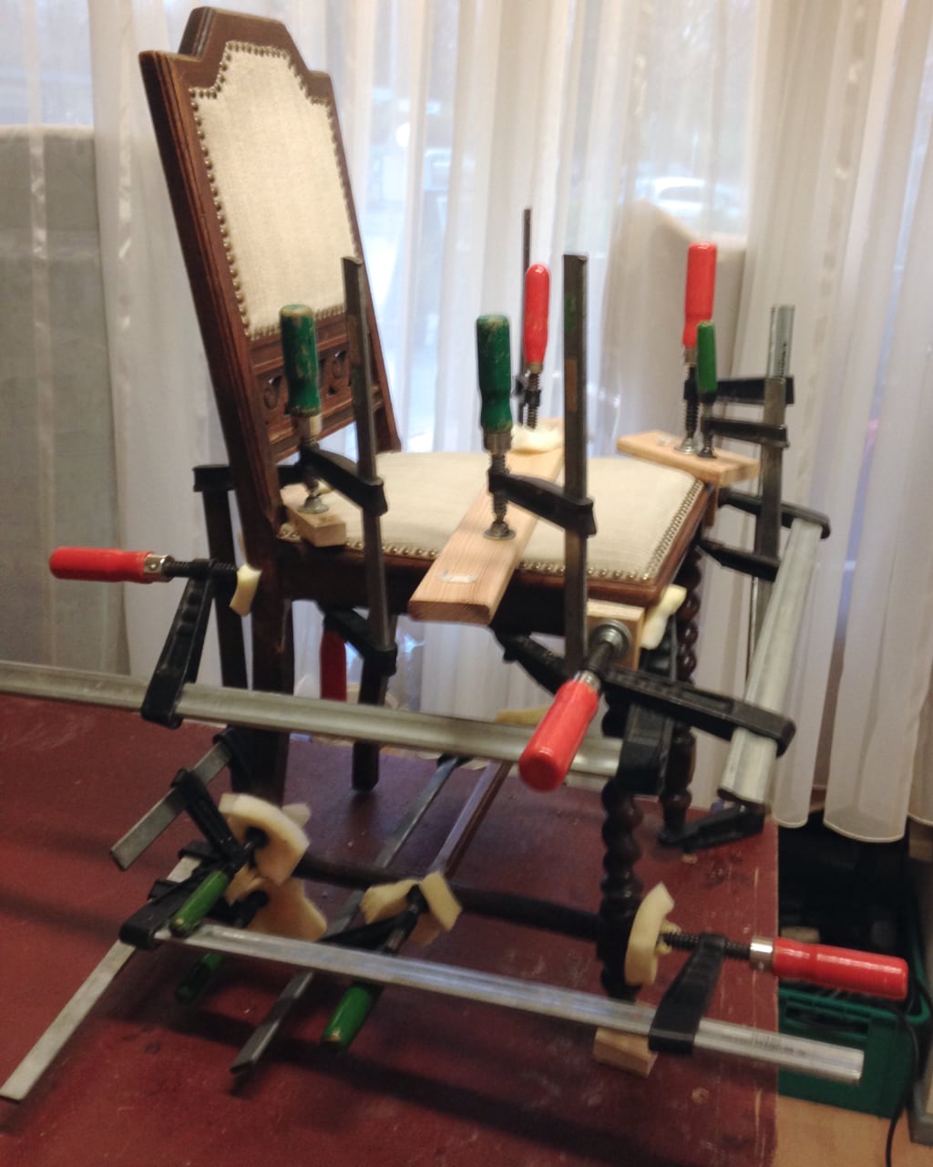 Leimarbeiten an einem Holzstuhl