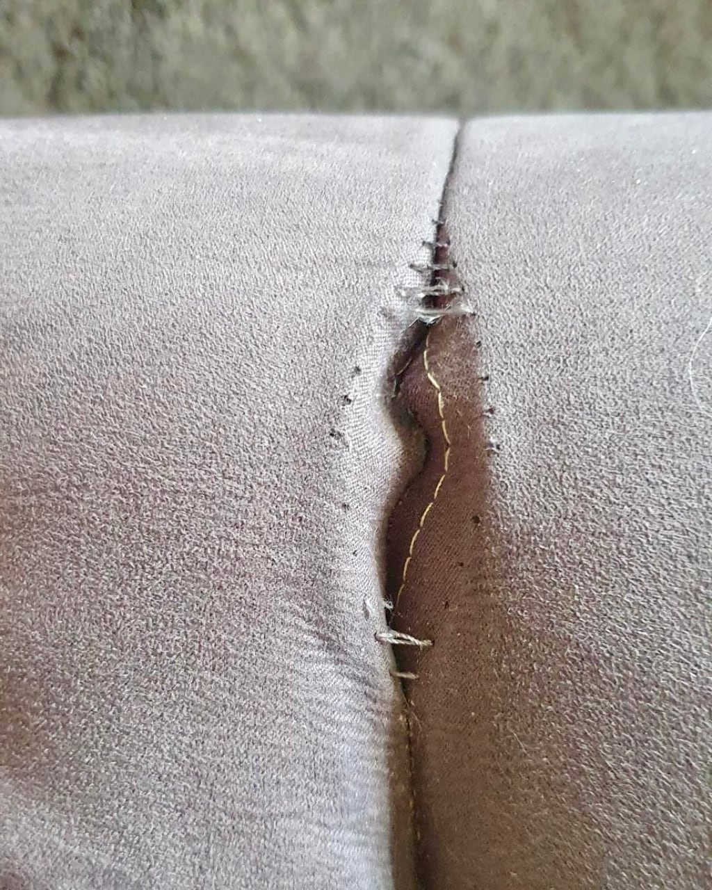 Gerissene Naht auf einem Sofa
